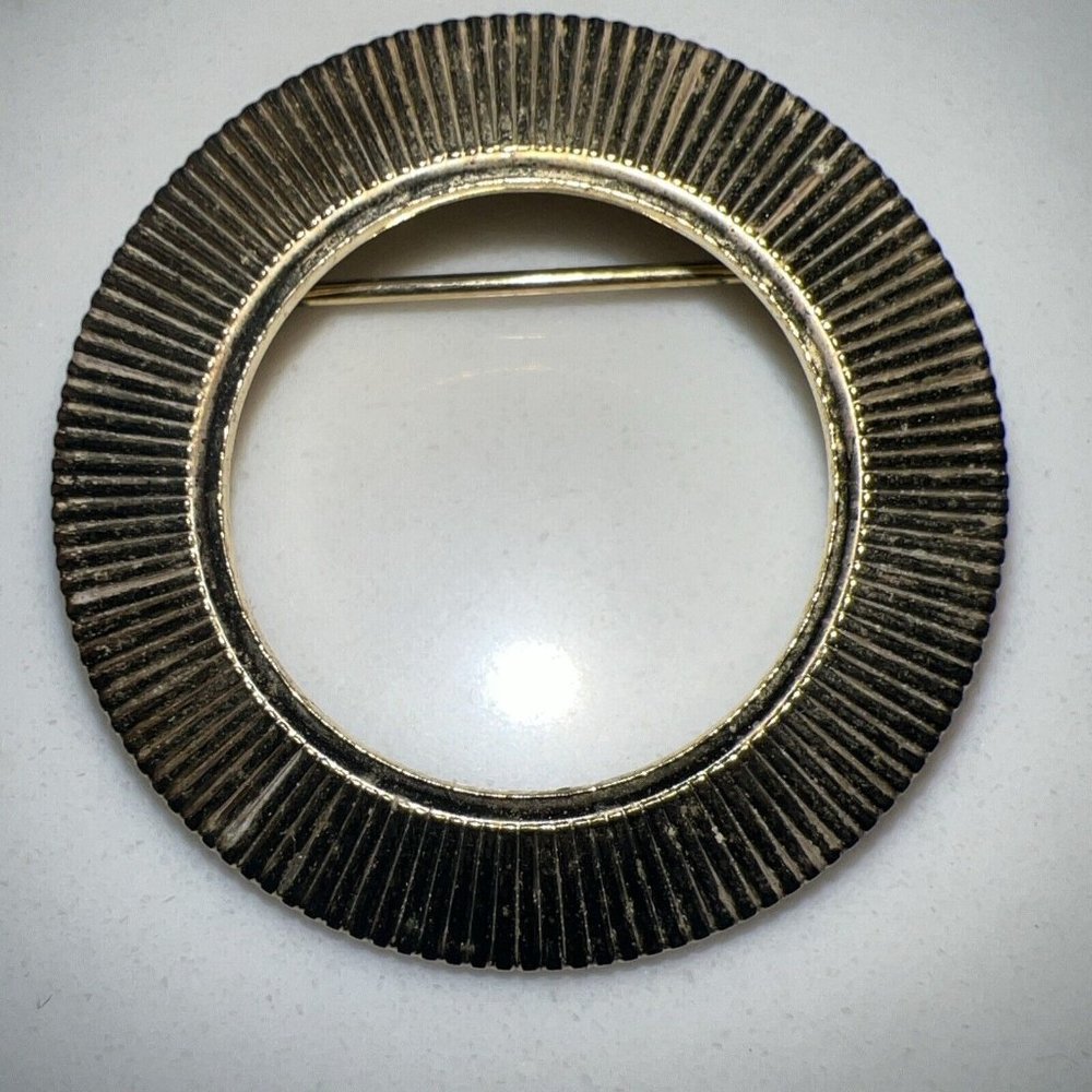 Vintage Gold Tone Ribbed Textured Openwork Circle Round Fashion Brooch